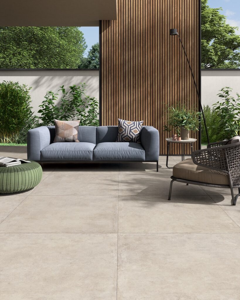 Terrasse mit fachgerecht verlegten Großformat-Platten