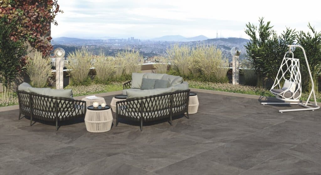 Dunkle Terrasse mit Ausblick und Großformat-Platten