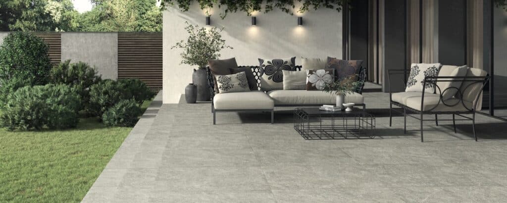 Terrasse mit ruhigen Großformat-Platten