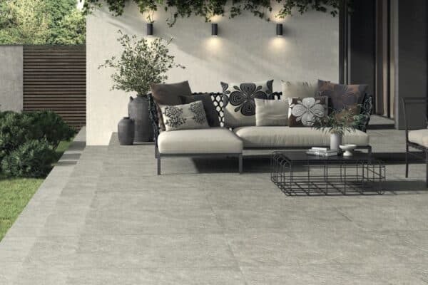 Terrasse mit Feinsteinzeug-Platten