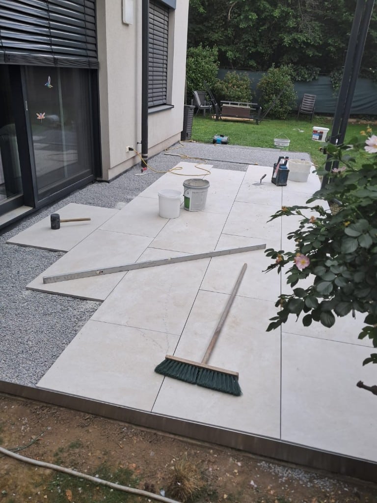 Feinsteinzeug-Platten werden im Splittbett auf einer Terrasse verlegt
